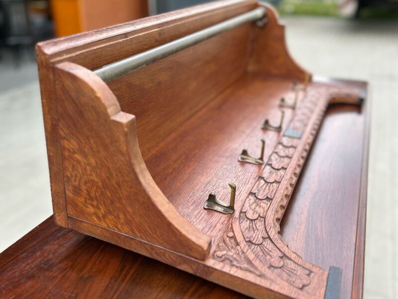 Wieszak ścienny z rzeźbieniami [ 350 zł ]